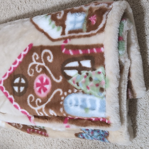 ‼️6 HOUR SALE‼️Viral 🎥 Cupcakes & Cashmere Gingerbread House Throw, Faux Fur - Picture 7 of 11